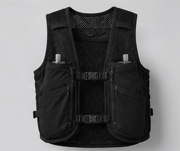 CLUB RUN AeroFlow Vest — close-up of secure lock closure